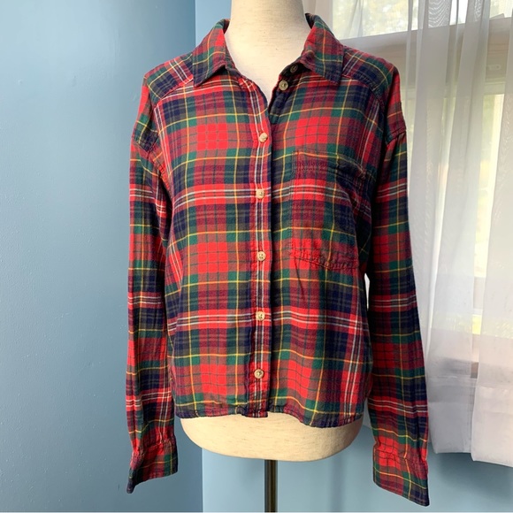American Eagle Cozy Cabin Red and Green Plaid Cropped Button Down - Picture 2 of 9